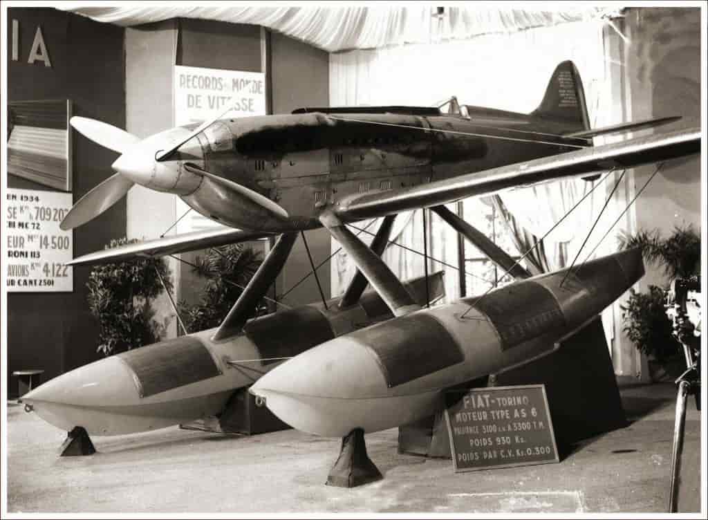 Рекордный гидросамолет Макки М.С.72 экспонируется на международном авиасалоне в Ле Бурже во Франции в 1934 г.